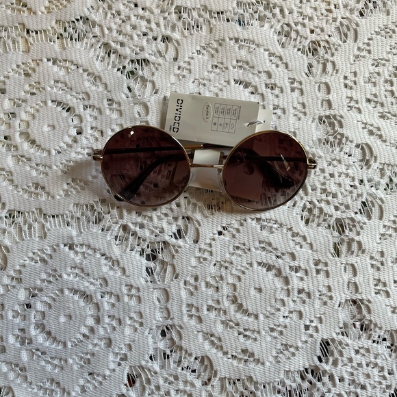 Divided Accessories - Chic Round Sunglasses - Brown with gold trim